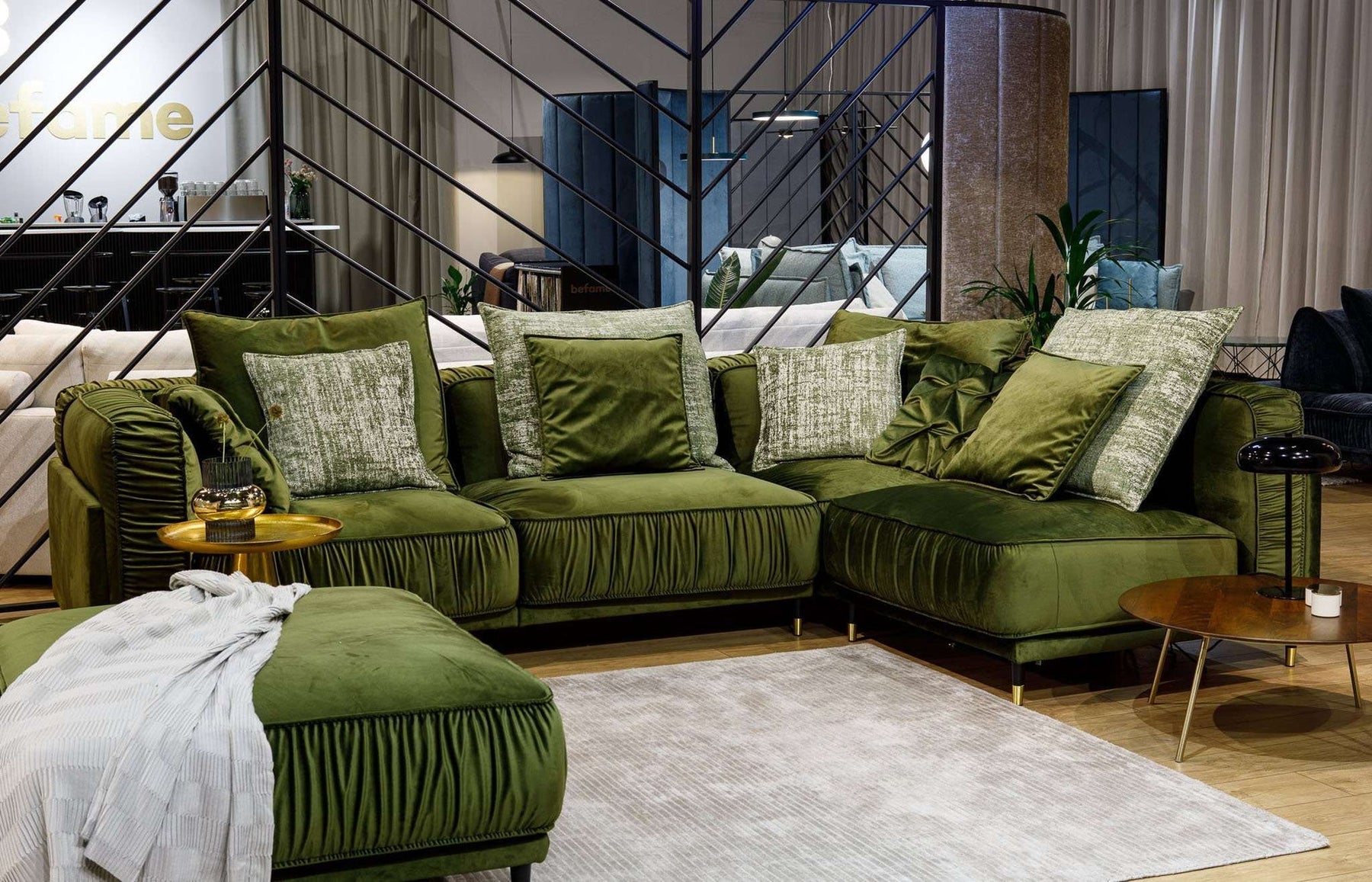 Kampinė sofa šeimai svetainėje: kaip išsirinkti