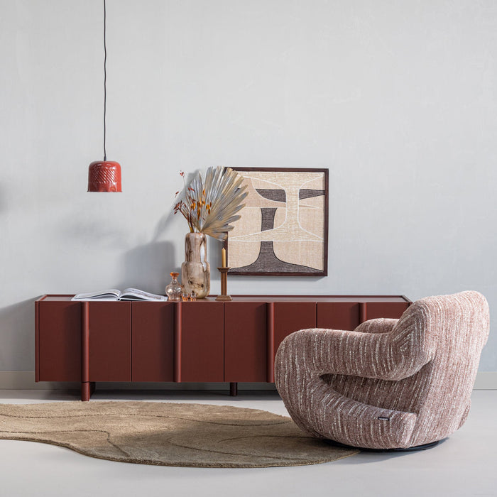 Folke besisukantis fotelis svetainės interjere