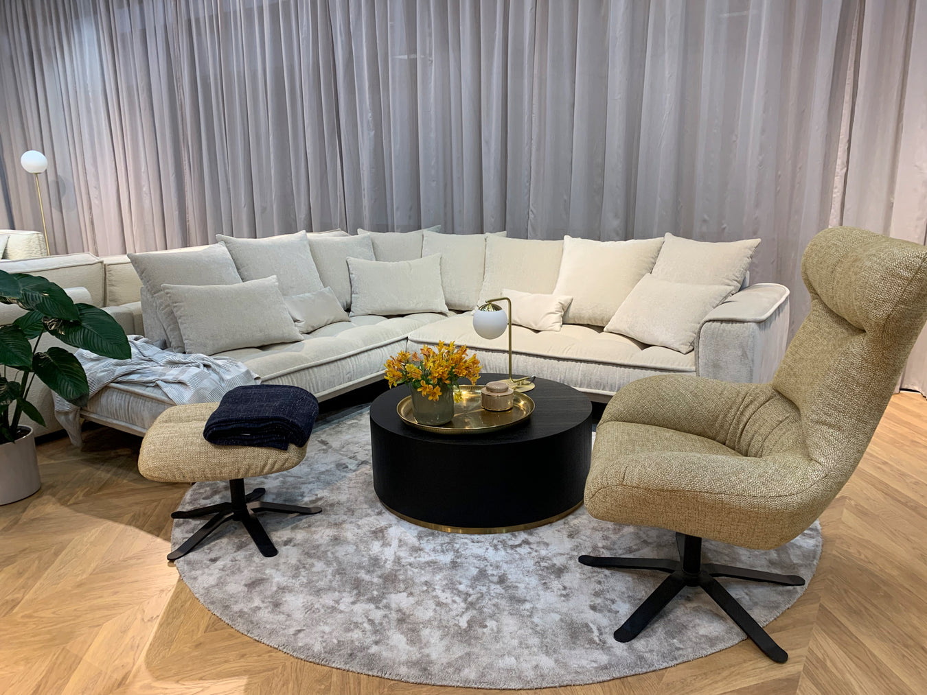 Sofalova kampinė sofa svetainėje